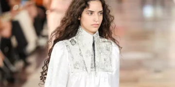 A intimidade ganha a passarela no desfile da Louis Vuitton, em Paris
