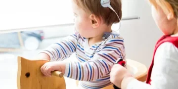 Terapia gênica pode devolver audição de crianças e adolescentes com surdez congênita