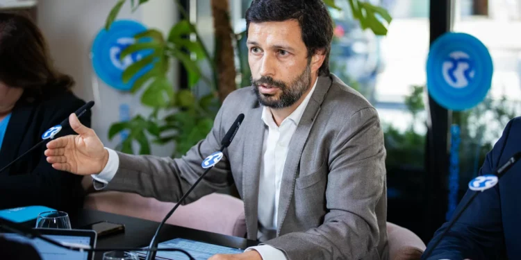 “A linha circular é um enormíssimo problema”: uma viagem nos transportes de Lisboa com João Ferreira