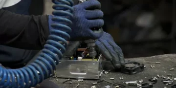 Faturamento industrial cai 5,3% em agosto e emprego fica estagnado, revela CNI