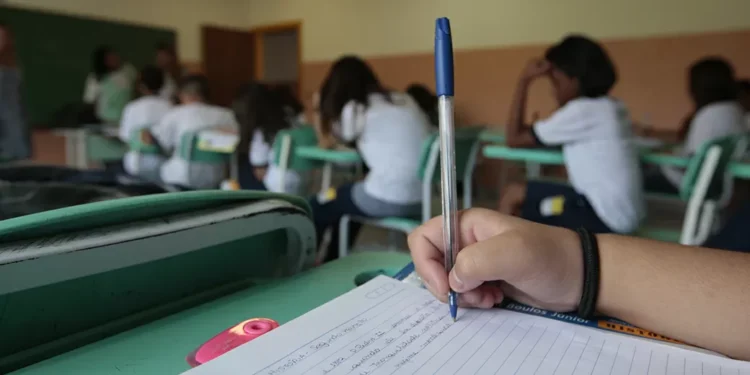 Fim do ano letivo intensifica ansiedade entre estudantes, aponta especialista