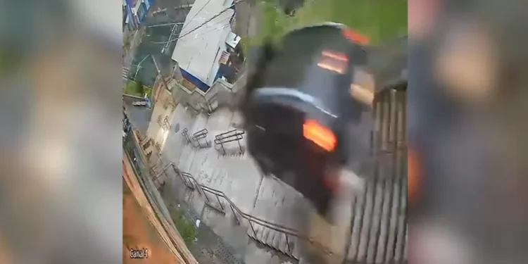 Vídeo: Carro ‘voa’ em escadaria de SP após motorista passar mal ao volante