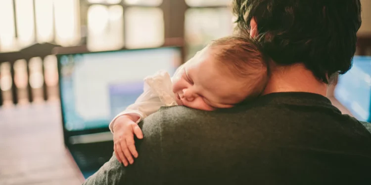 Agora é com o papai: eles já aspiram mais a ter filhos do que as mulheres, diz pesquisa