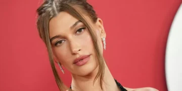 Não ao botox e sangue: Hailey Bieber revela o que realmente faz para manter a pele impecável