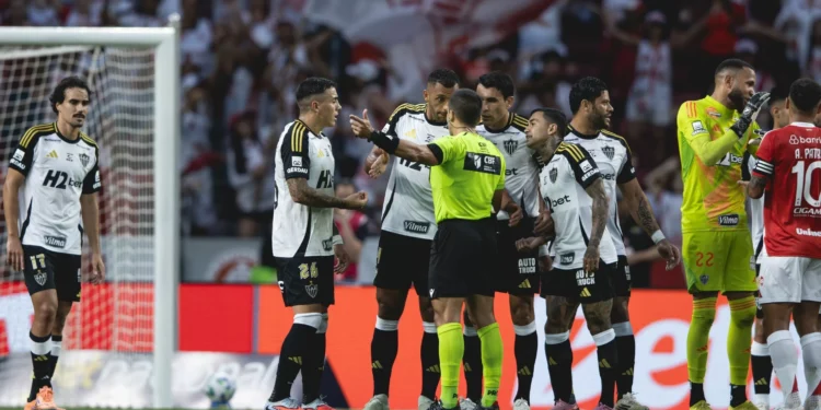 Atlético-MG detona arbitragem e pede mudanças drásticas: “Inadmissível”