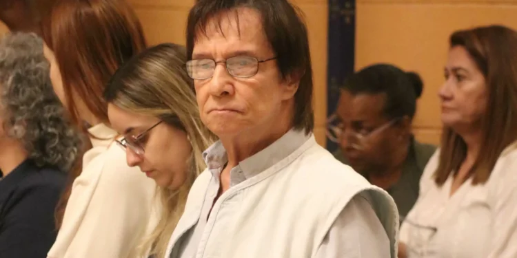 Roberto Carlos vai à missa de 7º dia de irmã, Norma Braga