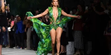 O vestido que fez Jennifer Lopez brilhar em evento, mesmo não estando lá