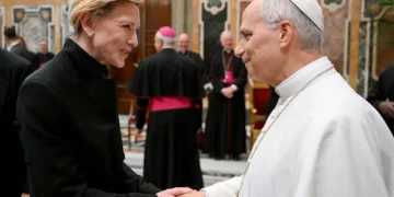 Visita de Cate Blanchett: Afinal, como se vestir para encontrar o Papa?