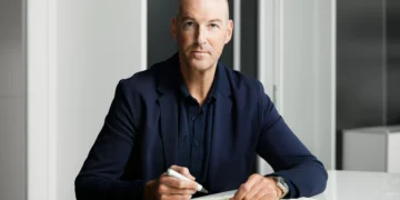 “Ninguém precisa de um relógio mecânico. É uma compra emocional”, diz designer de alta relojoaria