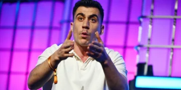 Panayiotou, o eurodeputado que “não percebe nada” de política e que foi eleito pelas redes sociais