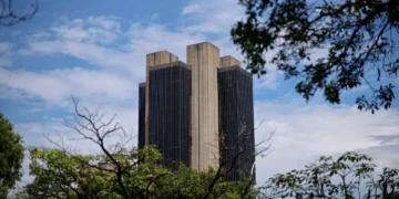 Setor público tem déficit primário de R$ 33,235 bi em 12 meses até setembro, diz BC