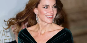 Kate Middleton e estrelas ensinam: o poder do caimento perfeito…