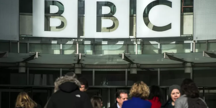 Responsável da BBC Tim Davie demite-se após críticas à “manipulação” num documentário sobre Trump