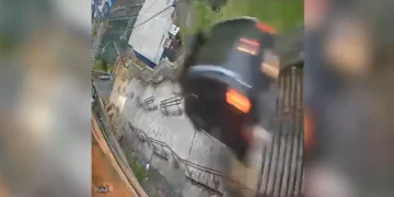 Vídeo: Carro ‘voa’ em escadaria de SP após motorista passar mal ao volante
