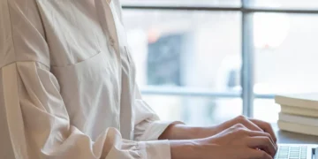 Metade dos jovens profissionais aceitariam menos 10% no salário em troca de maior felicidade no trabalho