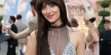 O que a franja e a beleza de Dakota Johnson tem a ver com martínis?