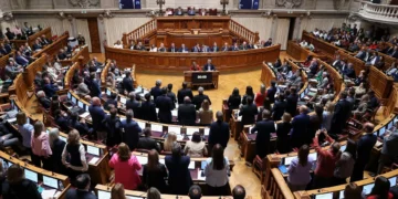 Governo e CDS isolados, abstenção do PS viabiliza Orçamento do Estado na votação final global