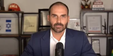 Eduardo Bolsonaro volta a atacar Tarcísio de Freitas