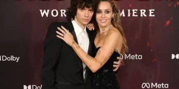 Será? Miley Cyrus dá pista de casamento com reluzente ‘anel de noivado’