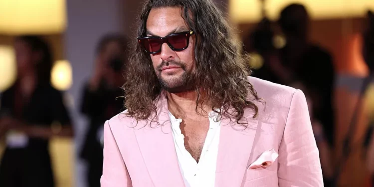 Colman, Momoa, Brad, Timothée, Messi: eles de rosa, sim