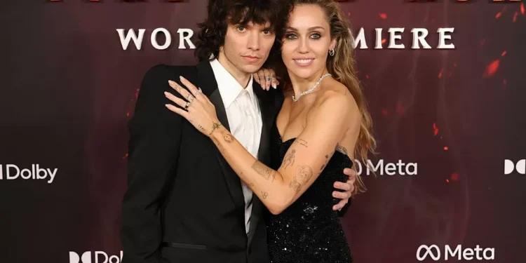 Será? Miley Cyrus dá pista de casamento com reluzente ‘anel de noivado’