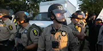 Justiça dos EUA bloqueia envio de agentes a Chicago em revés para Trump