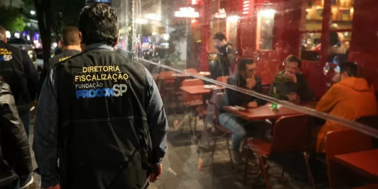 Metanol em bebidas: com queda de casos, Saúde encerra Sala de Situação