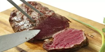 Comer mais carne pode mesmo turbinar a testosterona? Veja o que dizem os especialistas