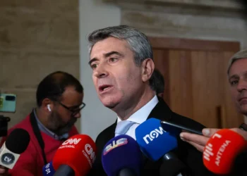 Carneiro acusa Governo de “impreparação e incompetência” após suspensão de controlos no aeroporto de Lisboa