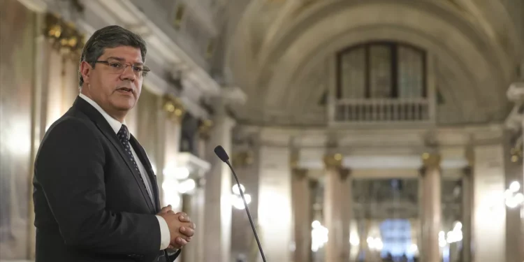 PS envia a Ventura dossiê com “mais de 100 mentiras e imprecisões” do Chega