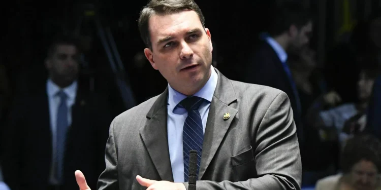 Flávio Bolsonaro tem condições de implodir uma eleição, diz especialista