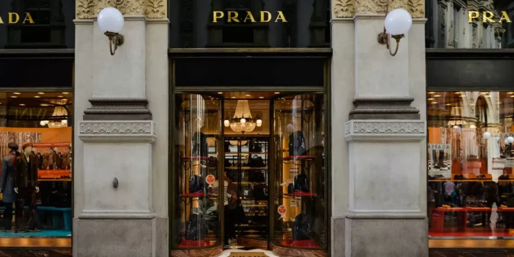 Prada sela compra da Versace por €1,25 bi e inaugura nova era do luxo italiano