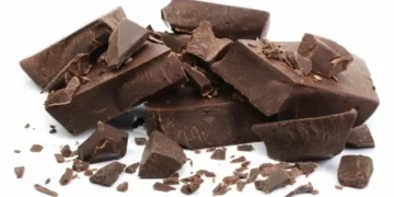 Consumo de substância do chocolate amargo pode retardar envelhecimento biológico, indica pesquisa