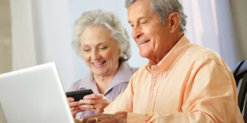 Uma multidão que já cruzou a barreira dos 60 está aderindo com tudo à internet