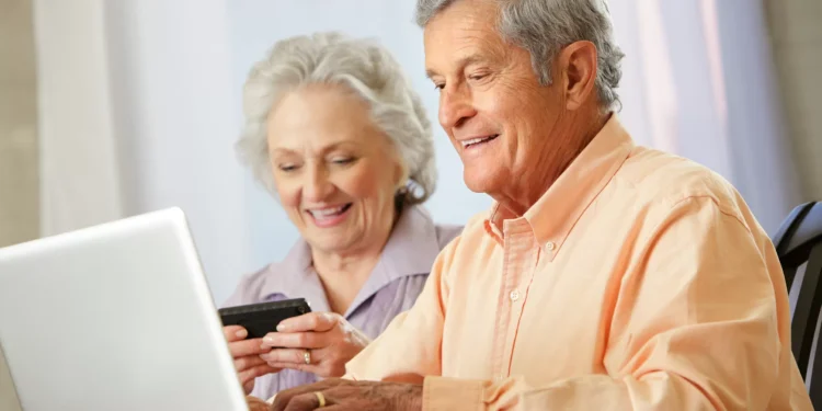 Uma multidão que já cruzou a barreira dos 60 está aderindo com tudo à internet