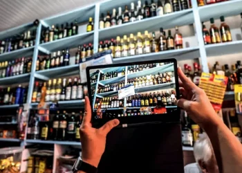 Crise do metanol: o que se sabe até agora e quais as dicas para brindar sem riscos?