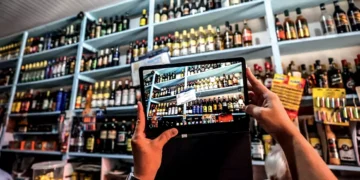 Crise do metanol: o que se sabe até agora e quais as dicas para brindar sem riscos?