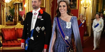 Tudo azul (e cheio de brilhantes) para a princesa Kate Middleton