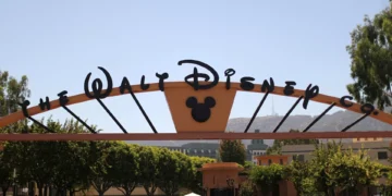 Turismo dos EUA destoa do mundo e recua em 2025 com endurecimento de regras