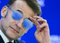 Óculos escuros estilo aviador de Macron podem virar hit fashion