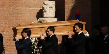 Roma em silêncio, Anne Hathaway e celebridades da moda: como foi o funeral de Valentino