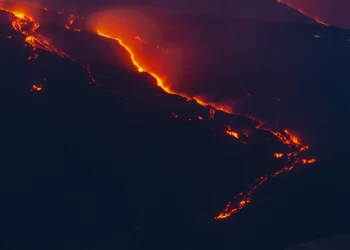 Guias turísticos protestam contra medidas restritivas para chegar ao Monte Etna