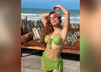 Nas praias e nas piscinas, despontam modelos artesanais de biquínis