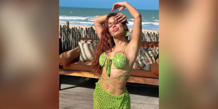 Nas praias e nas piscinas, despontam modelos artesanais de biquínis