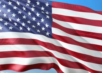 Pedidos semanais de auxílio-desemprego nos EUA têm leve baixa