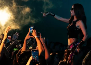 Tília, filha de Dennis DJ, faz show de mais de 3h com experiência imersiva