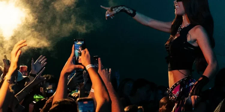 Tília, filha de Dennis DJ, faz show de mais de 3h com experiência imersiva