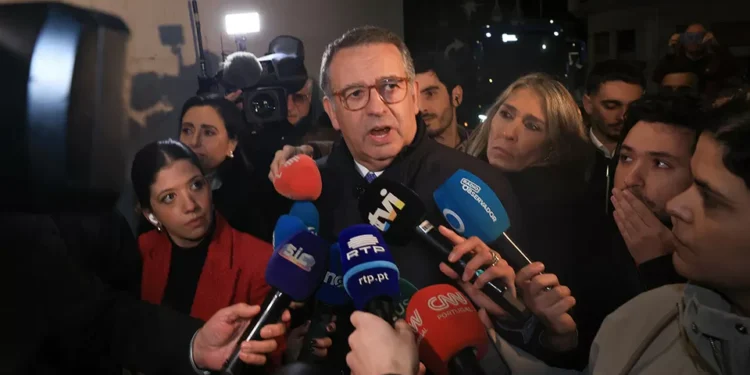 Seguro recebe apoio de 250 figuras não socialistas