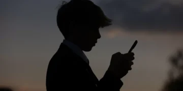 Geração Z: hiperconexão e medicalização do sofrimento