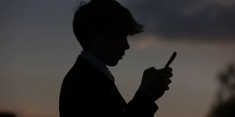 Geração Z: hiperconexão e medicalização do sofrimento